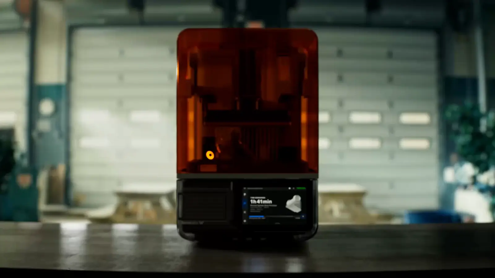 Impresora 3D de resina Formlabs Form Studio 1 sobre una mesa de taller